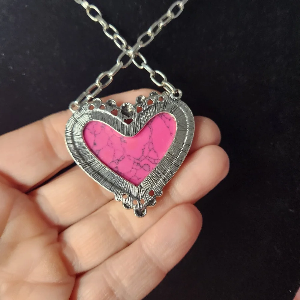 NWOT! Pink & Silver heart necklace. (G44) - Picture 3 of 5